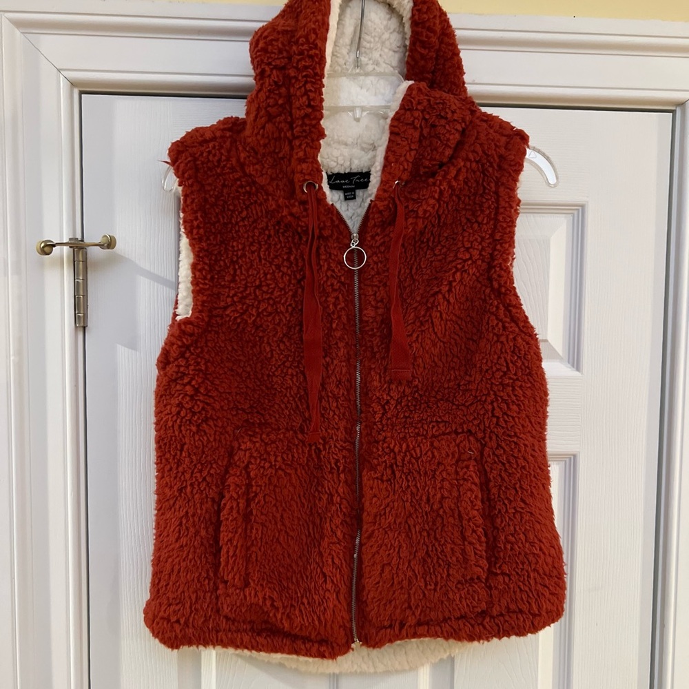 Ladies Size Medium "Love Tree" Red and White Sherpa Vest Warm Cozy GUC ❤️